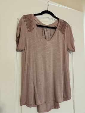 Knox Rose Lace-Shoulder V-Neck Top in Dusty Mauve
